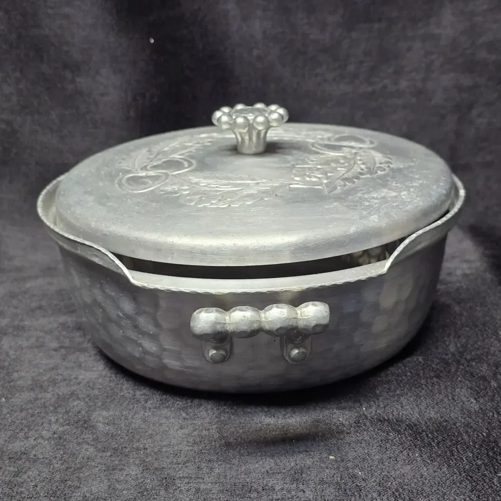 Vintage Everlast Forged Hammered Aluminum Metal Floral Round 7.5